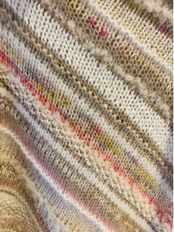 H�ndstrikket Poncho i offwhite og guldgarner