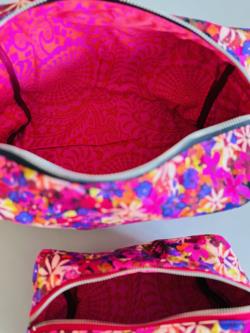 Toilettaske - Lilla/pink m/grafiske blomster - Stor