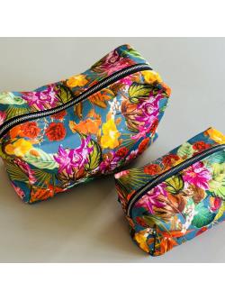 Toilettaske - Petrol/pink/rd/orange m/grafiske blomster - Stor