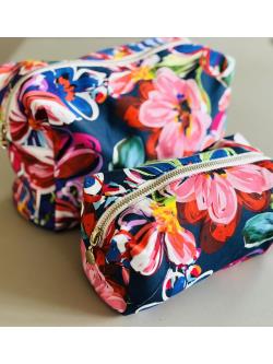 Toiletpung - Lilla/pink/bl/rd m/grafiske blomster- Mellem