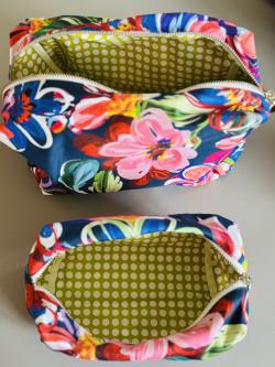 Toiletpung - Lilla/pink/bl/rd m/grafiske blomster- Mellem