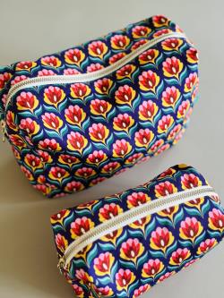 Toiletpung - Lilla/pink/bl/rd/gul m/grafiske blomster- Mellem