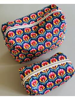 Toiletpung - Lilla/pink/bl/rd/gul m/grafiske blomster- Mellem