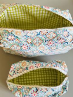 Toilettaske - Pastelfarvet m/grafiske blomster - Stor